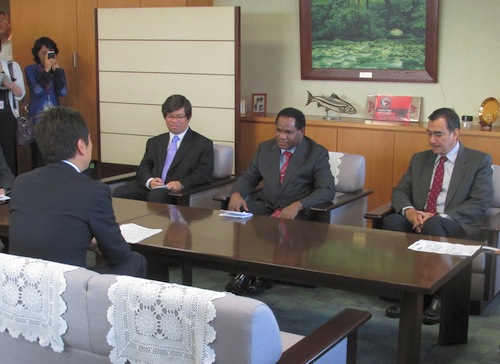 インドネシア共和国バルタザル・カンブアヤ環境担当国務大臣と会談中の写真